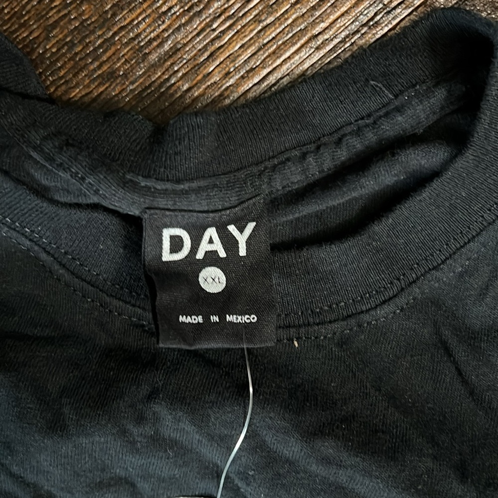 Day by Daydreamer Brittany Abstract Face Tee - Picture 10 of 13